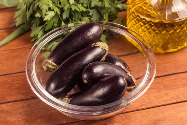 Bir kase içine bebek patlıcan