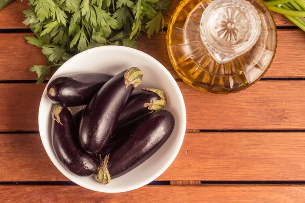 Bir kase içine bebek patlıcan