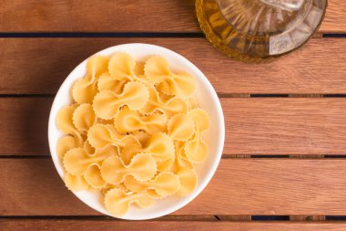 Bir kase içine Farfalle