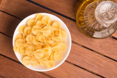 Bir kase içine Farfalle