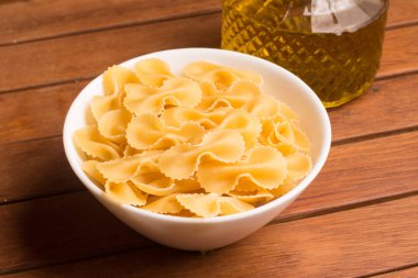 Bir kase içine Farfalle