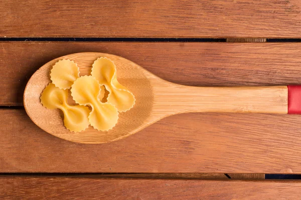 Farfalle em uma colher — Fotografia de Stock