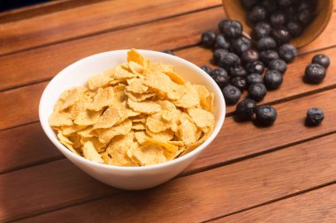 Bir kase içine mısır gevreği ve mavi barry