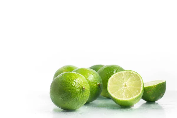 Таїті лимона, нарізаний . — стокове фото
