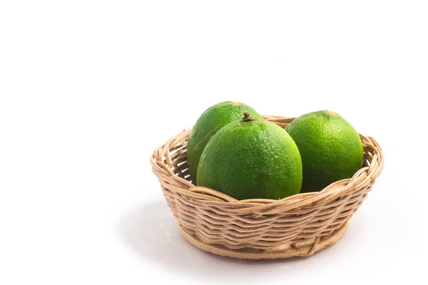 Tahiti Limão em uma cesta . — Fotografia de Stock