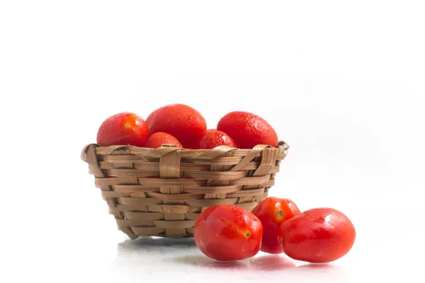 Tomates Cherry en una cesta — Foto de Stock