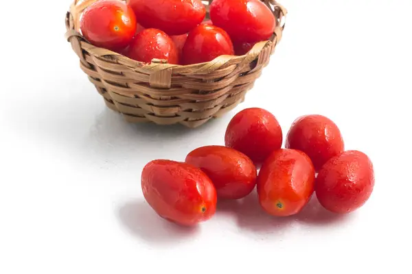 Tomates Cherry en una cesta —  Fotos de Stock