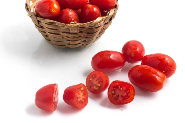 Tomates Cherry en una cesta — Foto de Stock