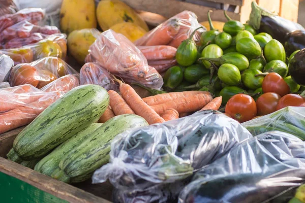 Legumes em um mercado de rua — Fotografia de Stock