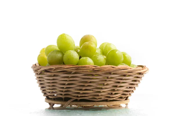 Uvas blancas en una cesta —  Fotos de Stock