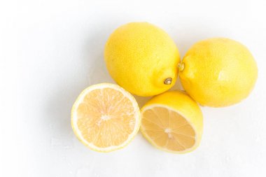 Bir sepet içine sarı limon. Sicilyalılar kireç