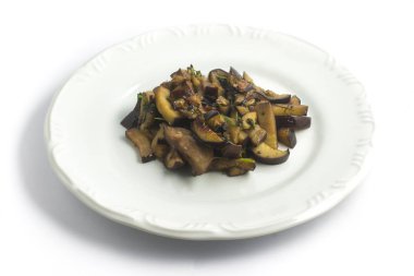 Otlar ile pişmiş patlıcan