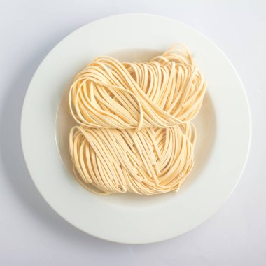 Taze tagliatelle makarna bir tabak içine