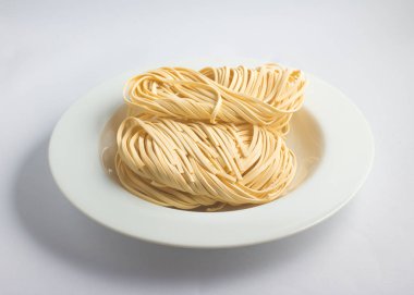 Taze tagliatelle makarna bir tabak içine