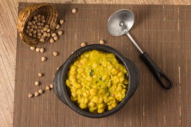 Bir tava içine pişmiş nohut