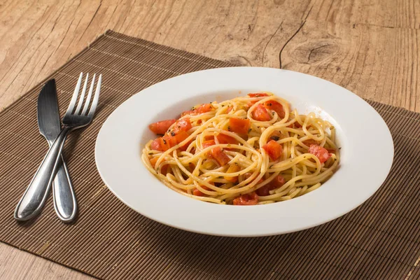 Spaghetti with diced tomatoes — Stock Photo, Image