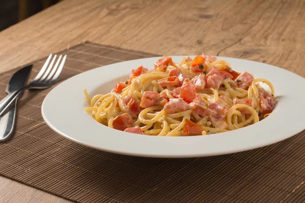 Spaghetti with diced tomatoes
