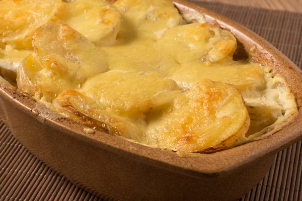 Kartoffelgratin in rustikaler Form — Stockfoto