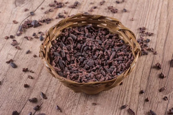 Plumas de cacao en una cesta — Foto de Stock