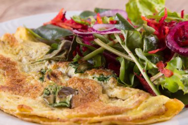 Omlet ile Mix yaprak salata
