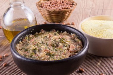 Manyok, Tutu denilen fasulye püresi.