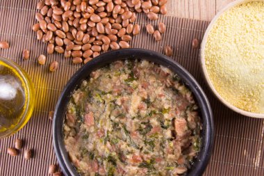 Manyok, Tutu denilen fasulye püresi.