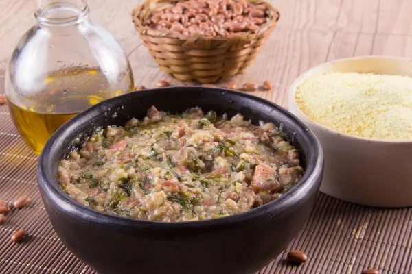 Manyok, Tutu denilen fasulye püresi.