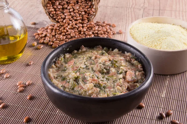 Manyok, Tutu denilen fasulye püresi.