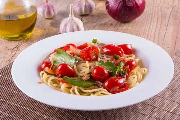 Spaghetti with cherry tomatoes — Stock Photo, Image