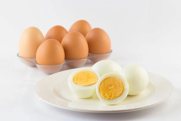 Gekookte eieren op de plaat — Stockfoto