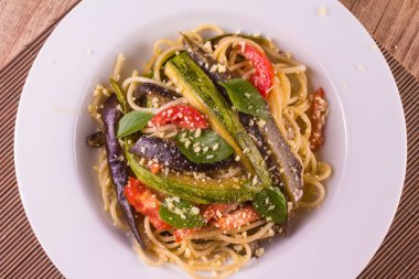 Vejetaryen makarna patlıcan ve kabak