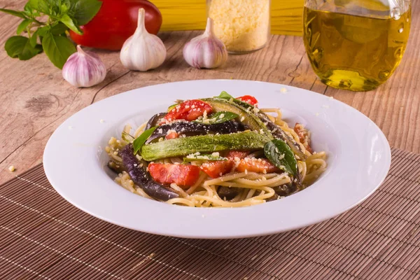 Spaghetti vegetariani con melanzane e zucchine — Foto Stock