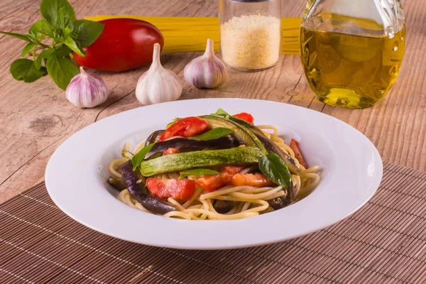 Spaghetti vegetariani con melanzane e zucchine — Foto Stock