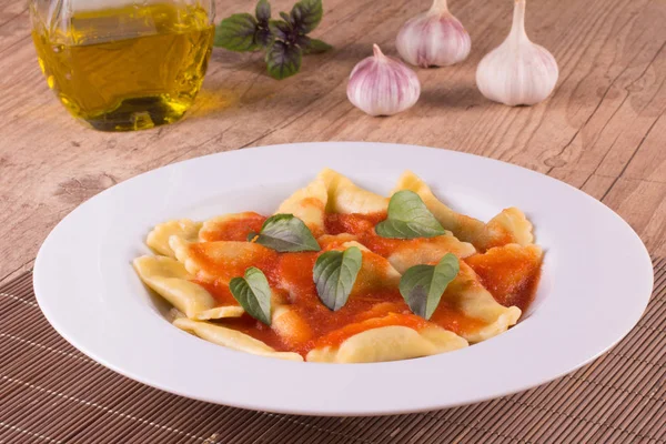 Ravioli-Gericht mit Tomatensauce — Stockfoto