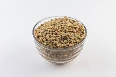 Bir cam kabın içinde ham mercimek
