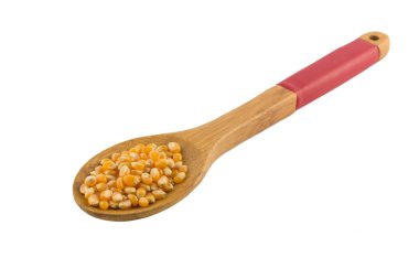 Patlamış mısır. Bir kaşık çiğ tahıl