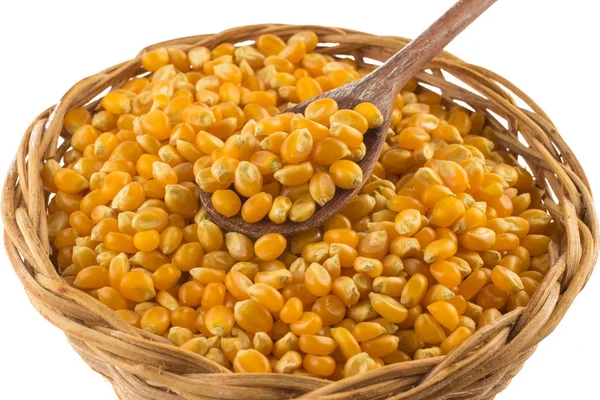 Kukuřice na popcorn. Syrové obilí v misce — Stock fotografie