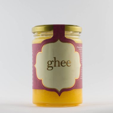 Ghee bir kavanoza. Laktoz ücretsiz tereyağı