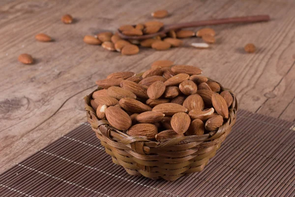 Almendras en un cuenco —  Fotos de Stock