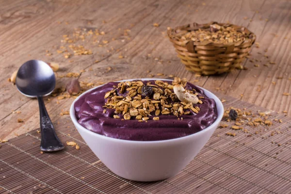 Açaí com banana e granola — Fotografia de Stock