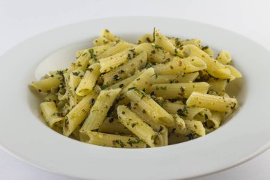 Penne pesto sos ile