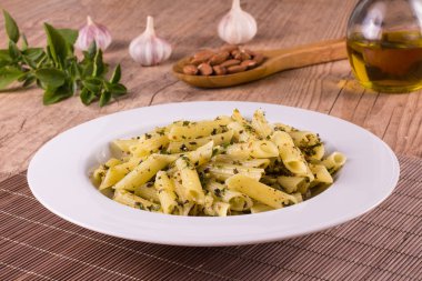 Penne pesto sos ile