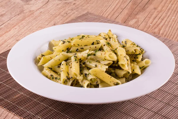 Penne con salsa de pesto — Foto de Stock