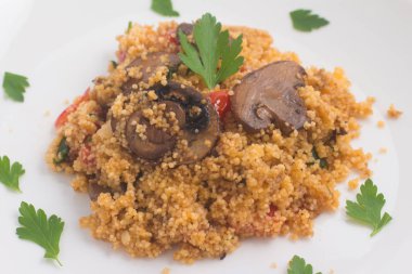 Marroquinho kuskus mantar ve domates ile