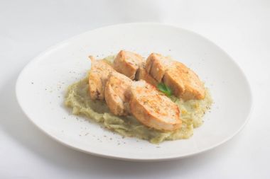 Tavuk fileto tatlı patates püresi ile 