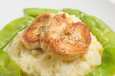 Tavuk fileto ve yeşil bezelye ile patates püresi