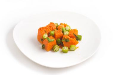 Pişmiş Pumpking doğranmış ve bamya