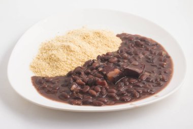 Manyok Farofa siyah fasulye ile pişmiş.