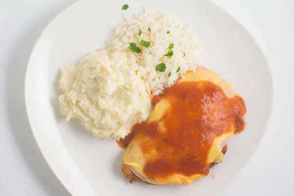 Filet de poulet avec riz et pommes de terre musquées. Filet de Parmegiana — Photo