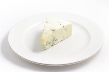 Mavi peynir bir tabak üzerinde. Gorgonzola